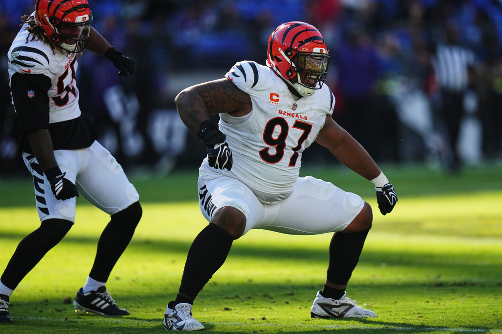 Burrow throws 4 TD passes as Bengals storm past Jackson-less Ravens in 2nd half of 35-13 win